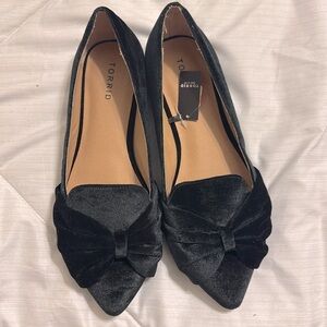 NWT TORRID BLACK VELVET POINTED TOE FLAT (10W)